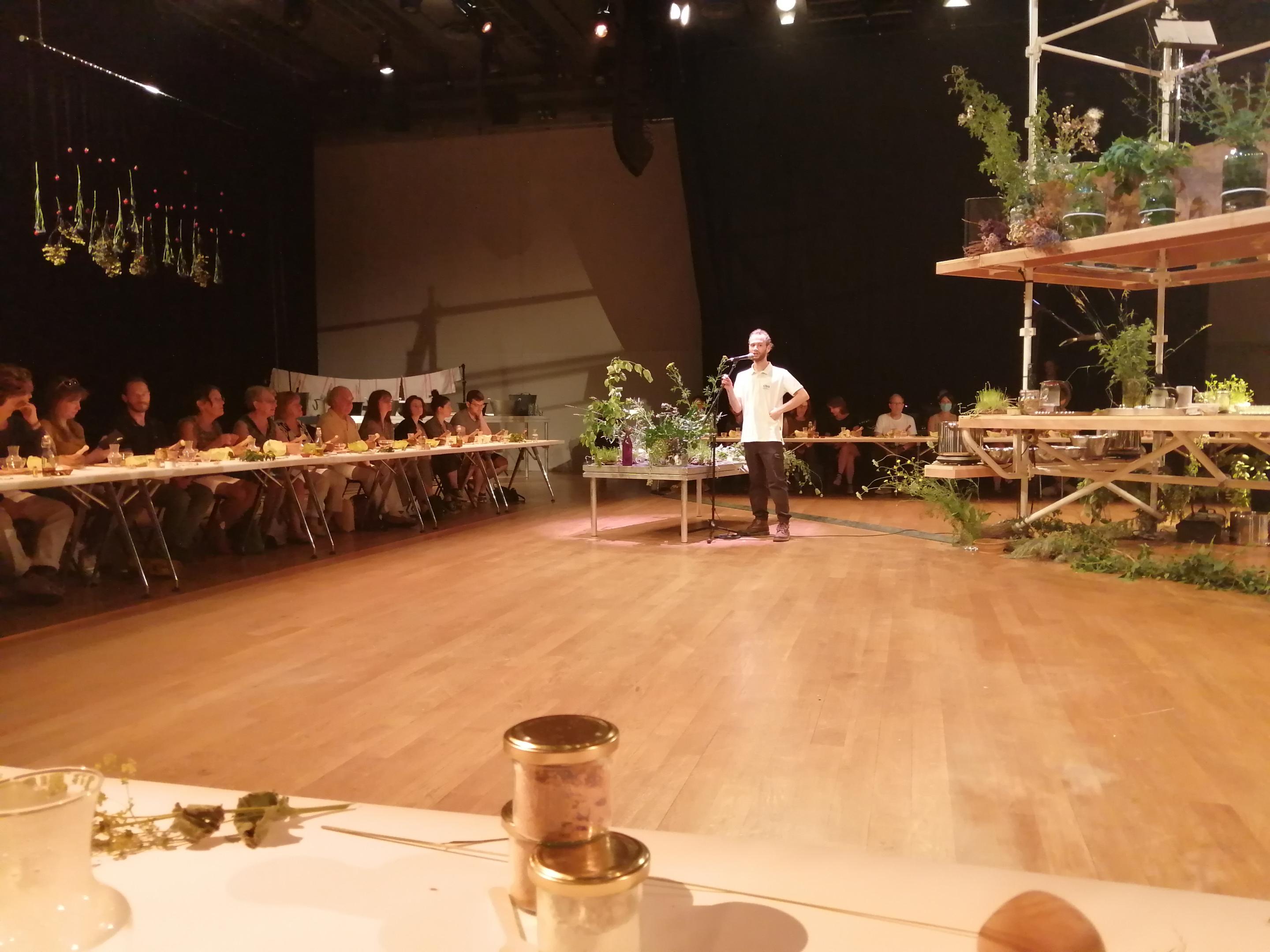 Un éducateur nature du CBN "acteur-cueilleur" pour le spectacle "Cuisine botanique"