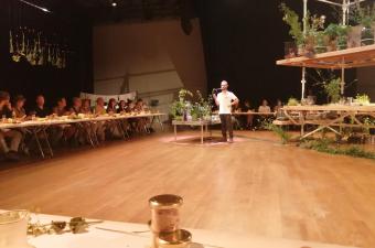 Un éducateur nature du CBN "acteur-cueilleur" pour le spectacle "Cuisine botanique"