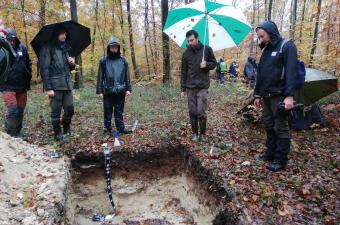 L'équipe se forme à l'étude des sols